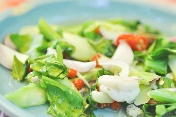 Salada picante ou couve picante com salada de camarão — Fotografia de Stock