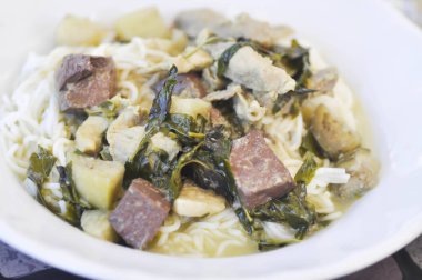 Tay erişte veya Kuzey Tayland şehriye