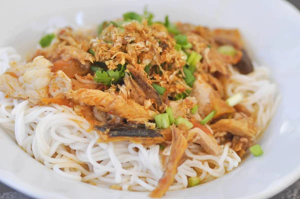 Fideos tailandeses o fideos tailandeses del norte con pescado y verduras —  Fotos de Stock