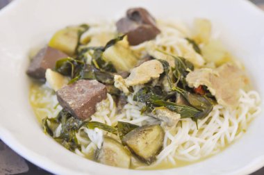 Tay erişte veya Kuzey Tayland noodle pork kan ve patlıcan ile