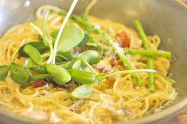 Makarna Carbonara, spagetti pastırma parsel ve parmesan peynir ile