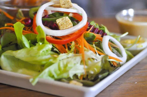 Salade de légumes avec mille vinaigrette île — Photo