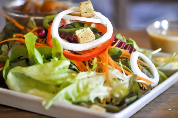 Salade de légumes avec mille vinaigrette île — Photo