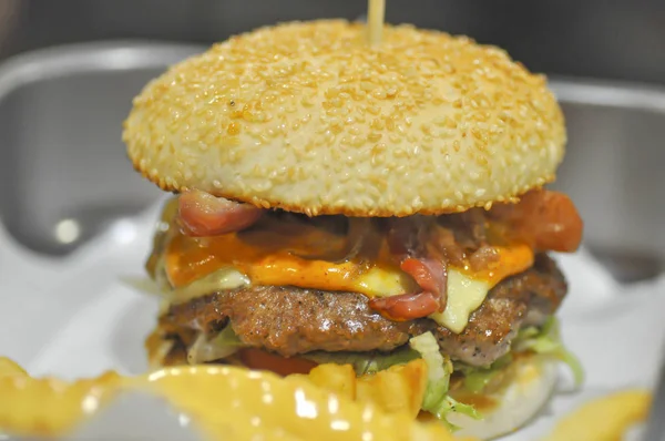 チーズと野菜の牛肉のハンバーガー — ストック写真