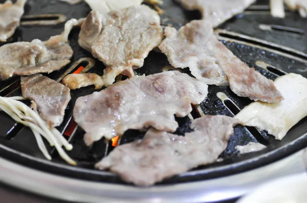 Porco grelhado no braseiro de carvão vegetal — Fotografia de Stock