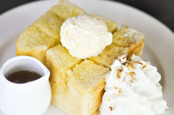 蜂蜜トーストと冷たいバニラアイス、ホイップ クリームとシロップ — ストック写真