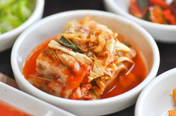 Gimchi (Kimchi), Gemüsesalat oder fermentiertes Gemüse in Kern — Stockfoto