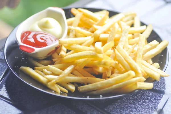 Pommes frites skål eller stekt potatis — Stockfoto