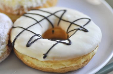 çörek veya halka beyaz plaka