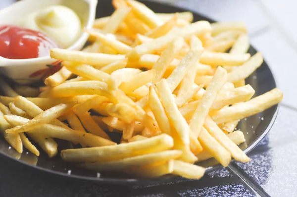 Prato de batatas fritas ou batata frita — Fotografia de Stock