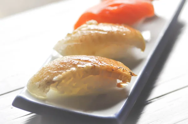 Orezul enkawa sushi acoperit cu pește crud (mâncare japoneză ) — Fotografie, imagine de stoc