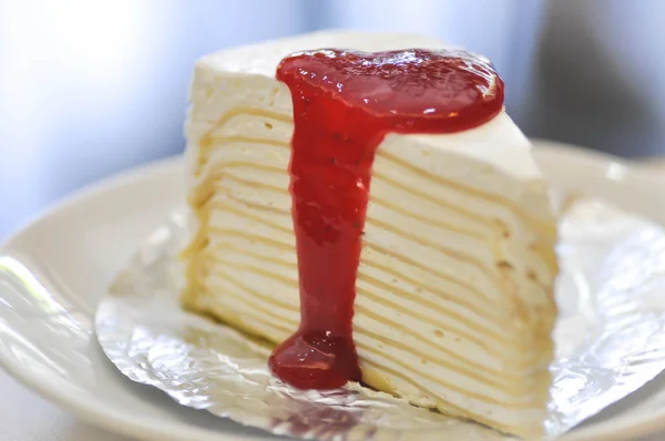 Κρέπα τούρτα με ντρέσινγκ φράουλας. — Φωτογραφία Αρχείου