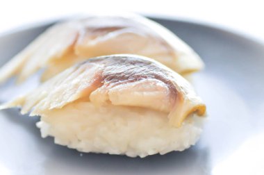 Maguroyaki ya da ton balığı ile tepesinde pirinç 