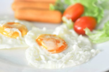 sahanda yumurta ve sosis