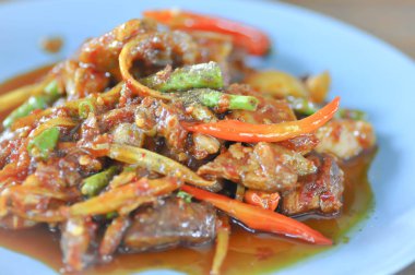 Kızarmış domuz kırmızı köri ile karıştırın 