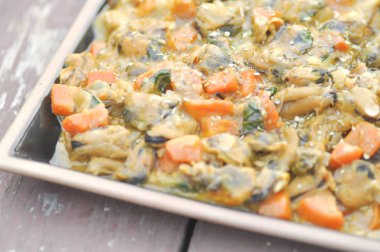 Kızarmış kabuk kekik ile karıştırın