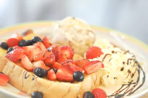 Toast with strawberry  , blueberry , whipped cream  and ice crea — Stock Photo, Image