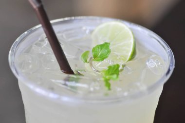 limon suyu veya limon suyu