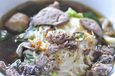 Çin noodle ile et ve köfte 