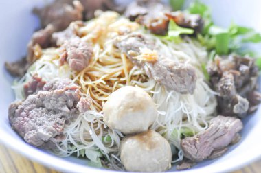 düz Çin noodle sığır, köfte ve sebze ile 