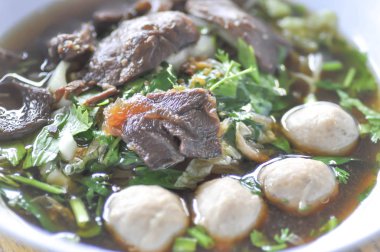 kızarmış sığır eti güveç veya sığır eti çorba köfte ve sebze ile 