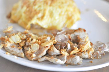 omlet, pilav ve kızarmış domuz eti 