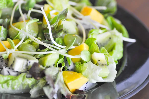 Kiwifrüchte, Mango und Salat — Stockfoto