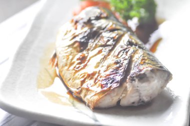 ızgara saba veya Japon tarzı ızgara mavi uskumru