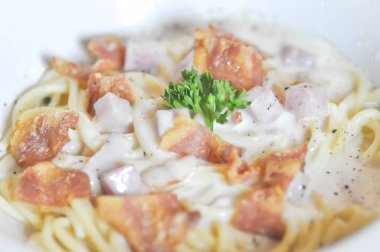 Spagetti veya spagetti carbonara