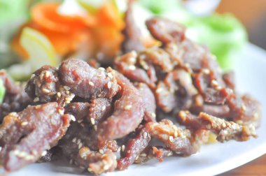 Kızarmış domuz eti veya susam ile derin kızarmış domuz eti 