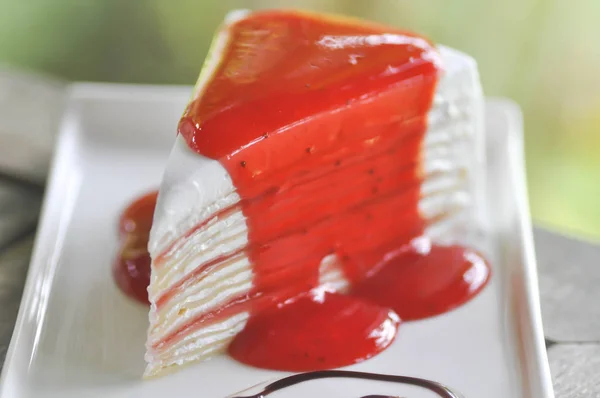 Κρέπα τούρτα με επικάλυψη σάλτσα φράουλας — Φωτογραφία Αρχείου