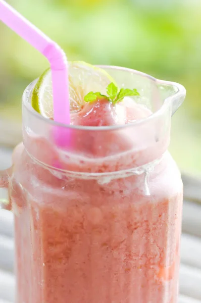 딸기 주스 또는 strawberryy 스무디 — 스톡 사진