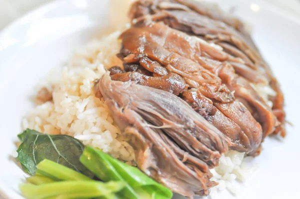 Nasi diatapi dengan daging babi rebus — Stok Foto