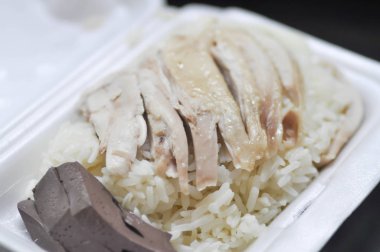 Hainanese tavuklu pilav, pilav tavuk bir kutu ile tepesinde