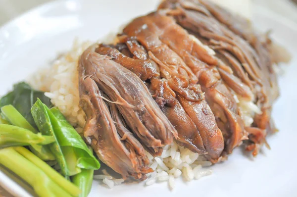 Nasi diatapi dengan daging babi rebus atau daging babi rebus — Stok Foto