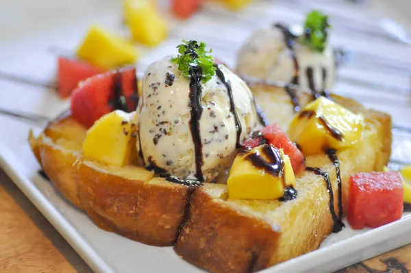 Toast with ice cream and fruit topping — Stock Photo, Image