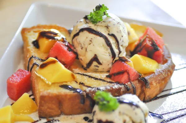 Toast with ice cream and fruit — Stock Photo, Image