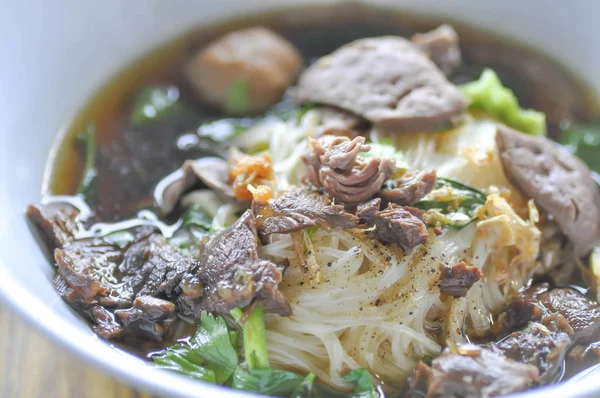 牛肉と野菜の中華麺 — ストック写真