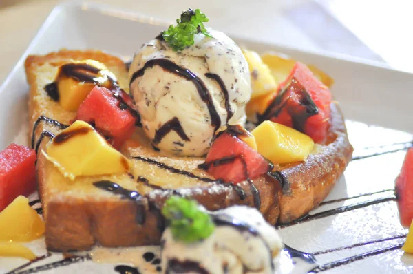 Toast with ice cream and fruit — Stock Photo, Image