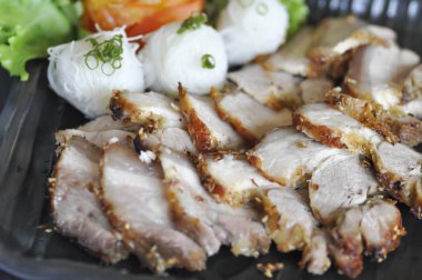 Banh'da Hoi veya ızgara domuz noodle ile