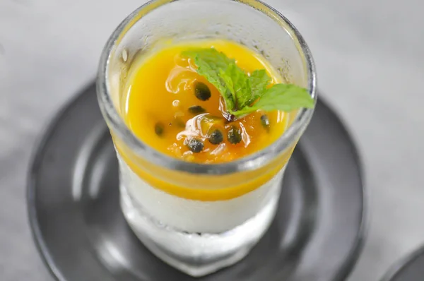 Panna cotta ou fruit de la passion panna cotta — Photo