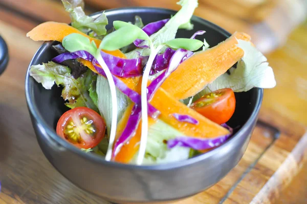 Салат из смешанных овощей — стоковое фото