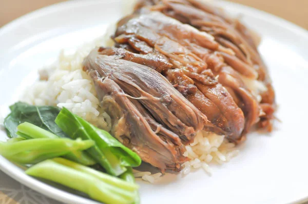Daging segar pada nasi atau nasi atasnya dengan daging babi rebus — Stok Foto