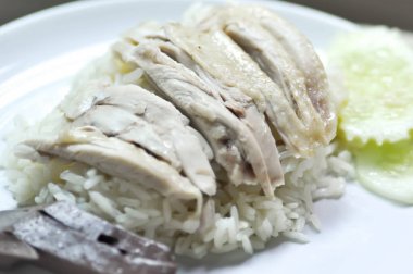 Hainanese tavuk pilav ve tavuk ile tepesinde pirinç