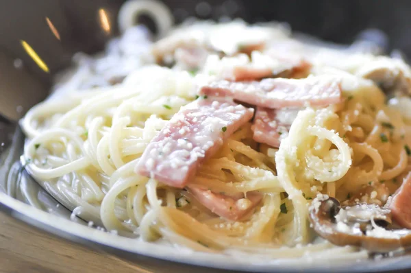 Spagetti carbonara veya makarna 