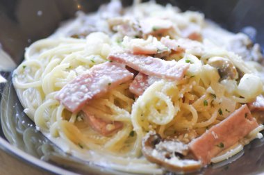 Spagetti carbonara veya makarna 
