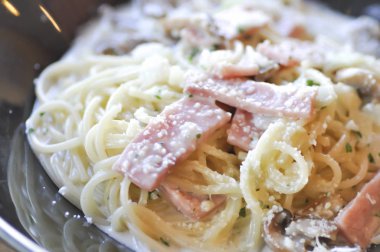 Spagetti carbonara yemek