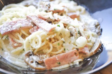 Spagetti carbonara yemek