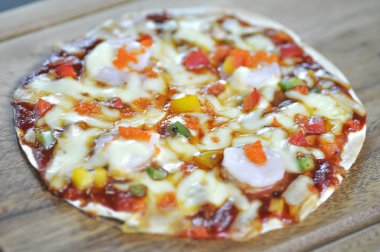 karides pizza ahşap tepsi