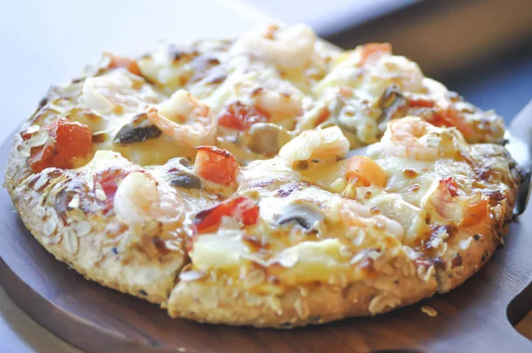 Pizza aux crevettes ou pizza au blé entier — Photo